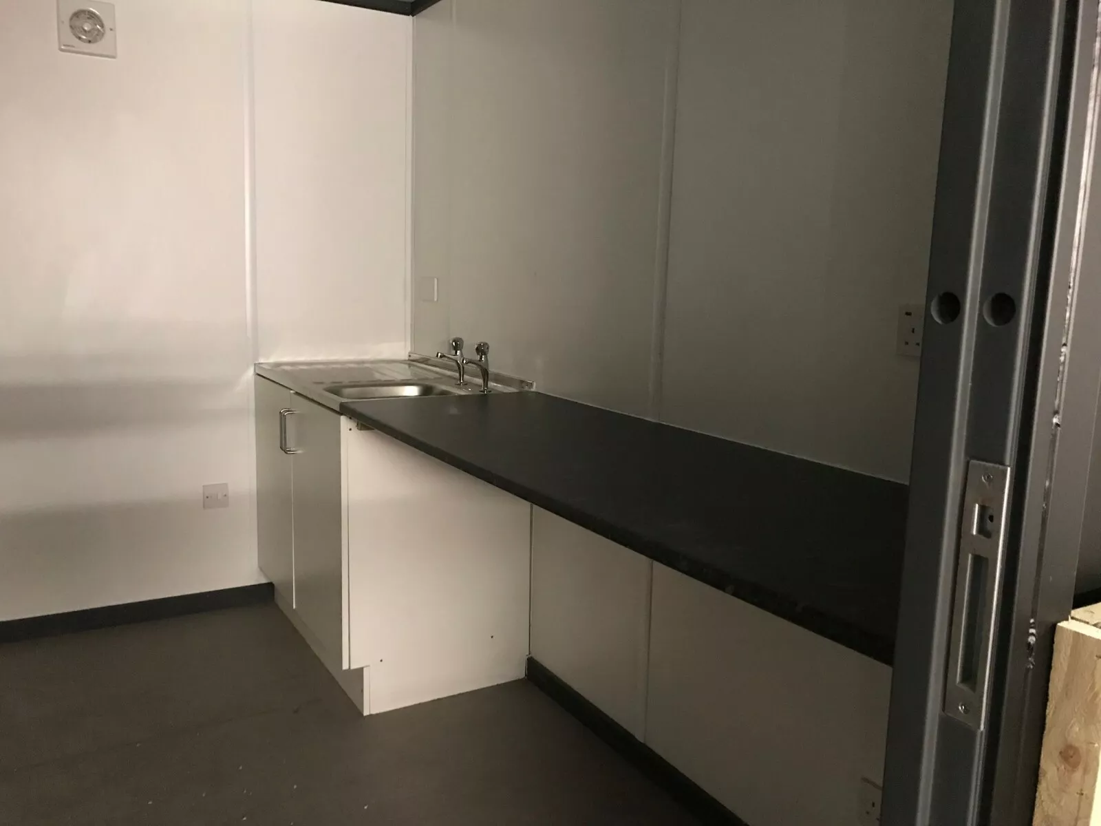 MFCM10ft-x-8ft-Cladded-Food-Drink-Outlet-shipping-container3.webp MFCM10ft-x-8ft-Cladded-Food-Drink-Outlet-shipping-container3.webp